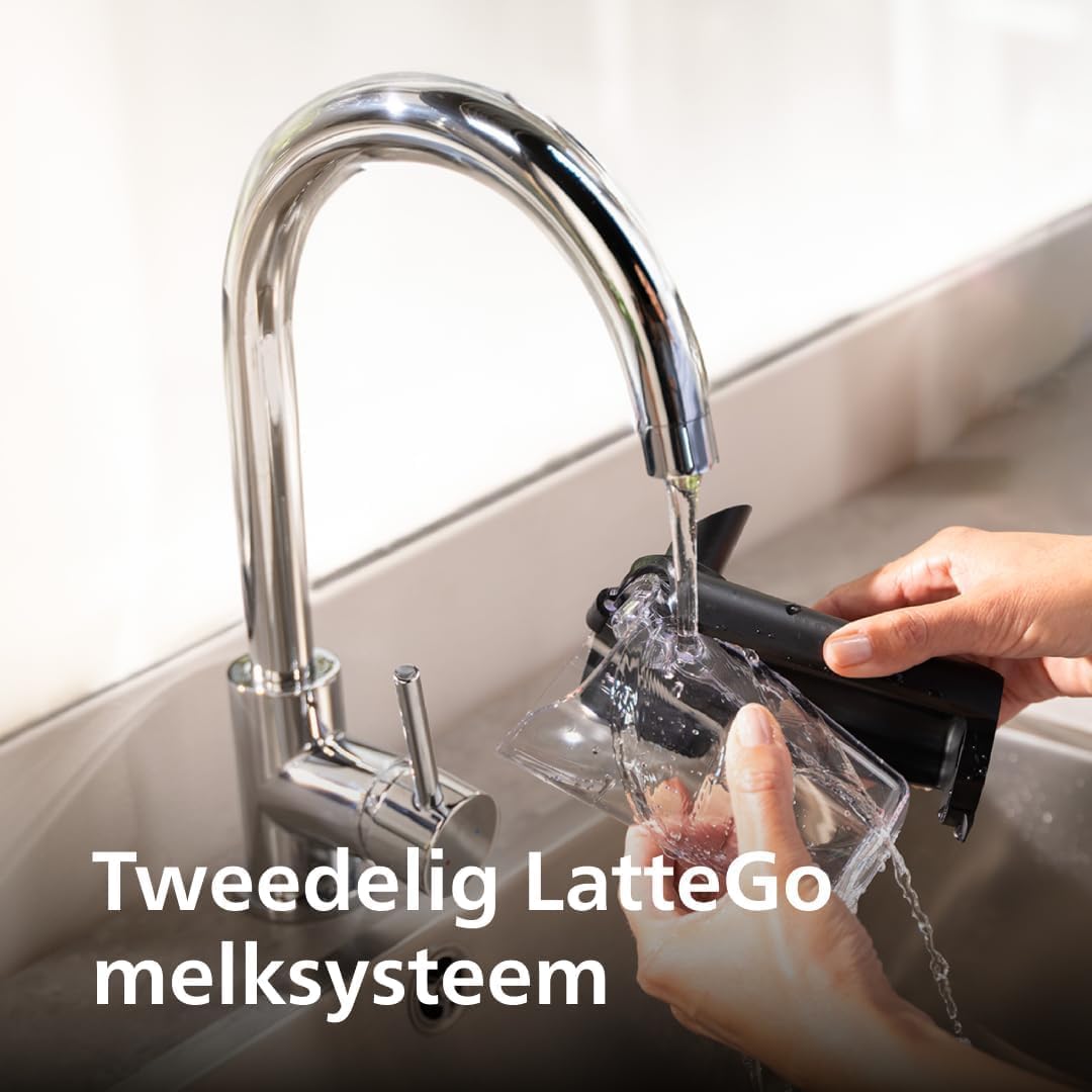 Philips 5500 - Serie Volautomatische Espressomachine: 20 Warme en Ijskoffies, Snelreinigend LatteGo-melksysteem, 40% Stiller met SilentBrew, QuickStart, Zwart en Zilver (EP5546/70)